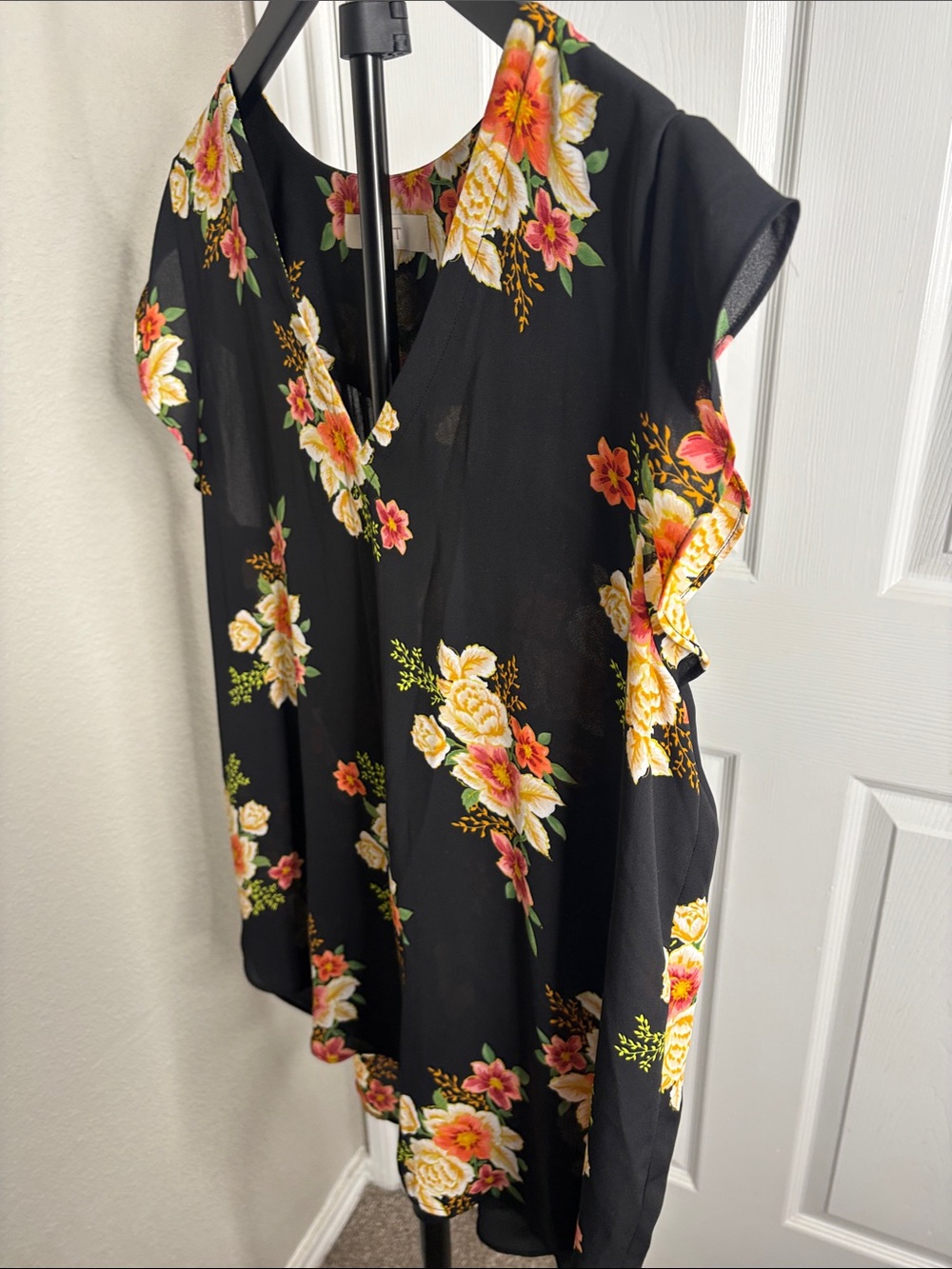 LOFT Black Floral V-Neck Cap Sleeve Blouse - Picture 6 of 6